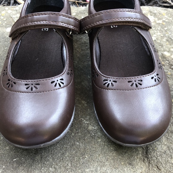 Girls brown Mary Jane shoes from The Children’s Place. Size 4. NWT. - Picture 4 of 8